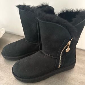 Ugh bailey short boots